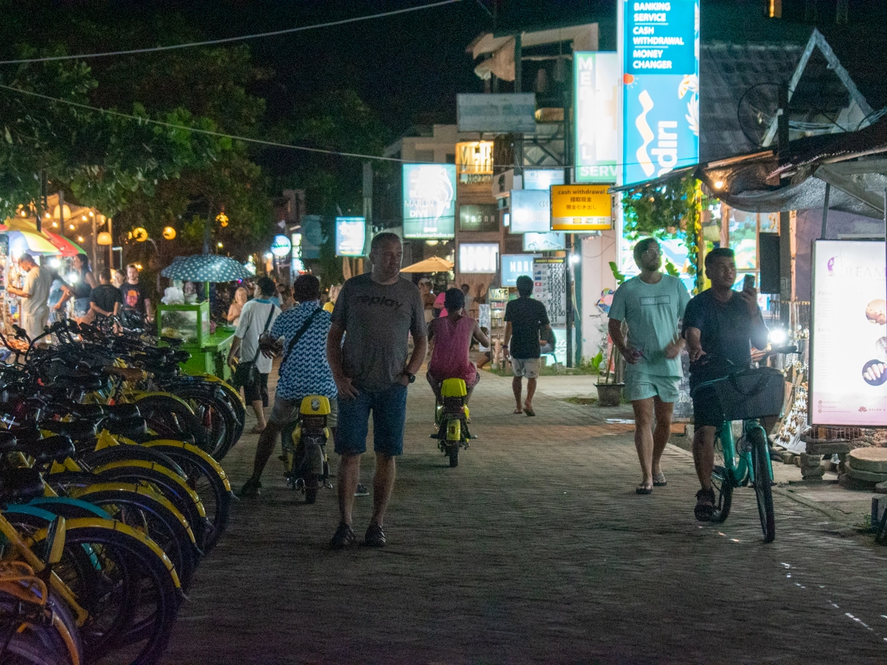 gili trawangan main street at night