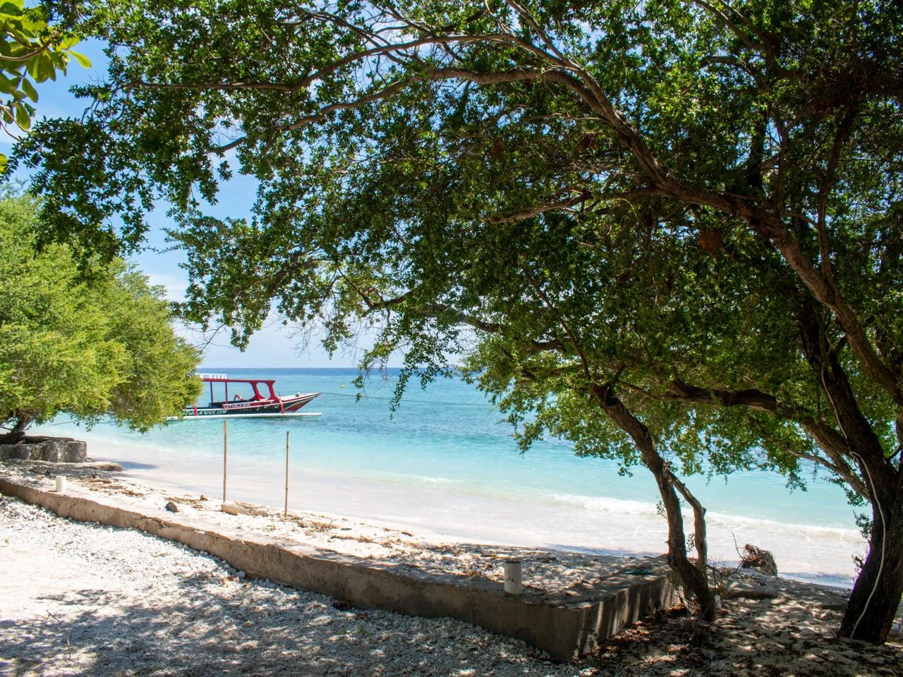 narrow beach area at the north beach 2 gili trawangan