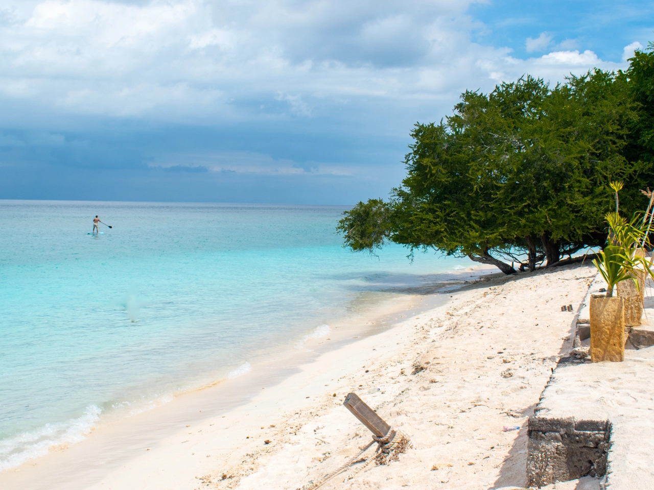 man playing kano at the east beach 1 gili trawangan